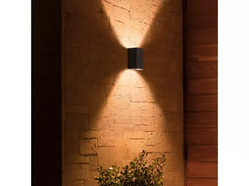 Không gian ánh sáng trắng và màu Resonate Hue WACA wall lantern black 2x8